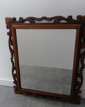 Mooie vintage/antieke spiegel met sierlijke houten kader beschikbaar voor biedingen