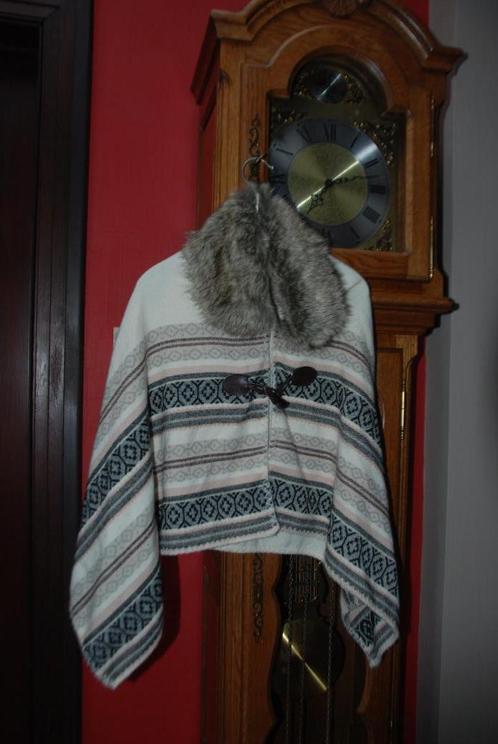 Beige Kaapse poncho met bontkraag T140cm als NIEUW!, Kinderen en Baby's, Kinderkleding | Maat 140, Zo goed als nieuw, Meisje, Jas