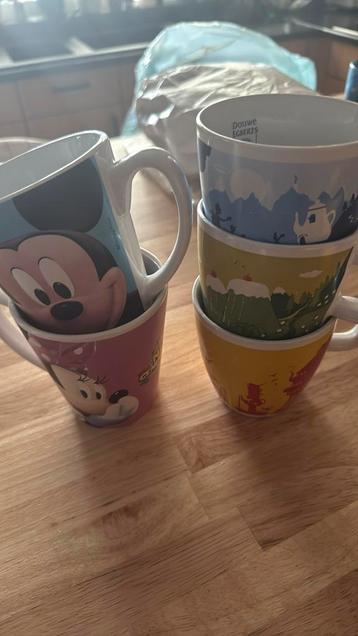 2 tassen Disney en 3 tassen Douwe egberts beschikbaar voor biedingen