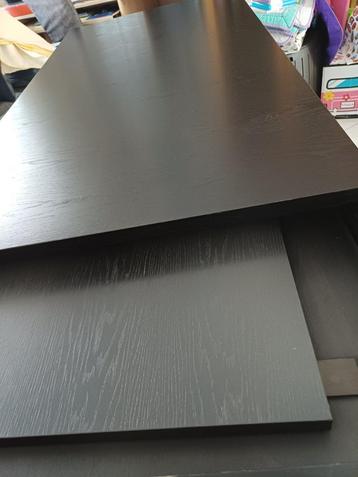zwarte grote tafel 1 m 65 op 85 cm kan tot ongeveer 2 m 30 beschikbaar voor biedingen
