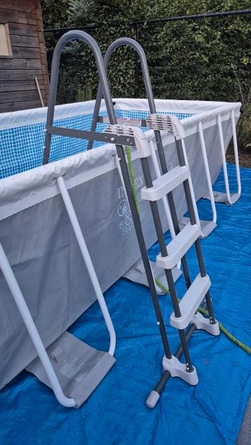 Intex zwembadladder beschikbaar voor biedingen
