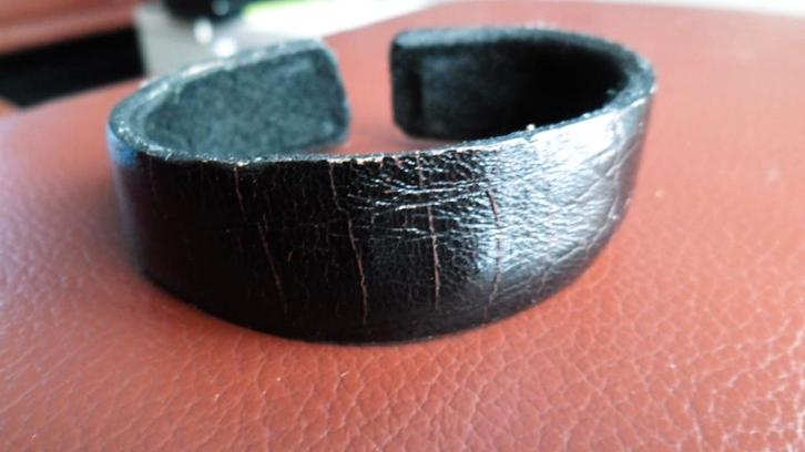 Leder armband(dicht te knijpen dus voor alle maten), Handtassen en Accessoires, Armbanden, Zo goed als nieuw, Oranje, Ophalen of Verzenden