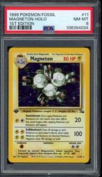 Magneton Holo 1st Edition PSA 8 - 11/62 - Fossil 1999, Hobby en Vrije tijd, Verzenden, Zo goed als nieuw, Losse kaart, Foil
