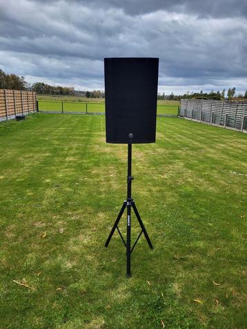 Mackie Thump 15BST + statief beschikbaar voor biedingen