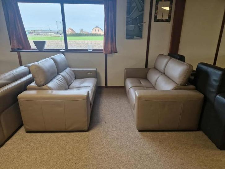 TAUPE BUFFELLEDEREN SALON MET ELEKTRISCHE RELAXEN, Huis en Inrichting, Zetels | Voetbanken en poefs, Gebruikt, Leer, Ophalen