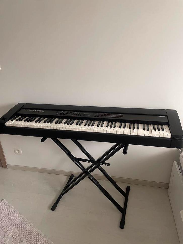 Roland rd600 met aantal kapotte toetsen MET STAANDER, Muziek en Instrumenten, Piano's, Gebruikt, Overige typen, Zwart, Ophalen