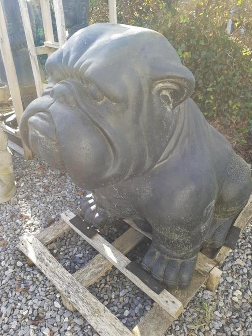 Groot gepatineerd stenen beeld (de bulldog), Tuin en Terras, Tuinbeelden, Nieuw, Dierenbeeld, Overige materialen, Ophalen