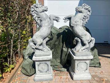 2 Steigerende Paarden op Zuil beschikbaar voor biedingen