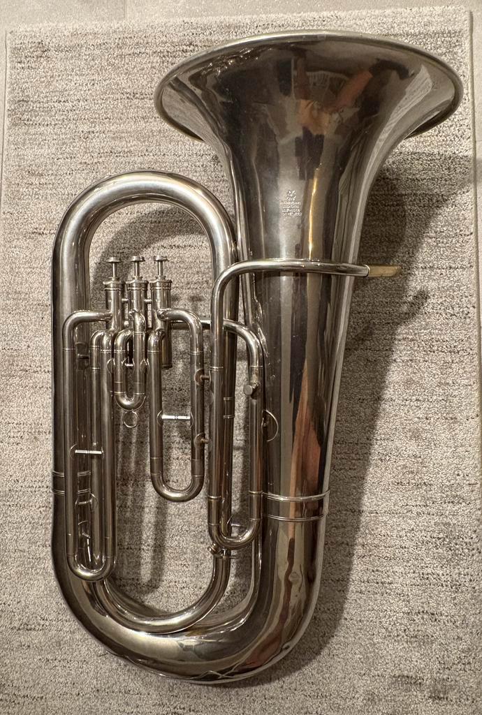 Iconische Bastuba Eb Schenkelaars in topstaat, Muziek en Instrumenten, Blaasinstrumenten | Tuba's, Zo goed als nieuw, Es-tuba