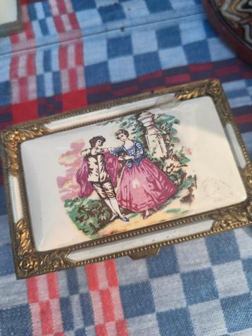 Vintage juwelendoosje porselein beschikbaar voor biedingen
