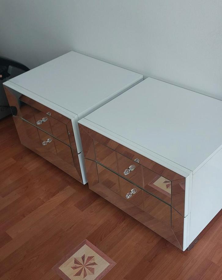 Nachtkastjes met lades in goede staat mag snel weg!, Huis en Inrichting, Slaapkamer | Nachtkastjes, Zo goed als nieuw, Minder dan 55 cm