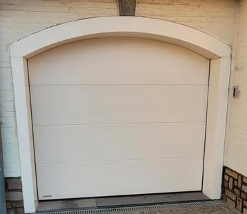 Panneaux de finition pour portes de garage avec arceau en ha