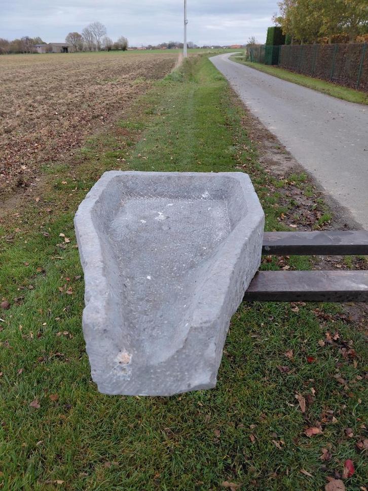 Antieke gekapte en gefrijnde arduin uitloop, Tuin en Terras, Waterpartijen en Fonteinen, Hardsteen, Ophalen