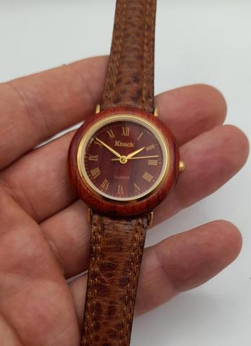 Houten horloge van Knack met lederen band beschikbaar voor biedingen