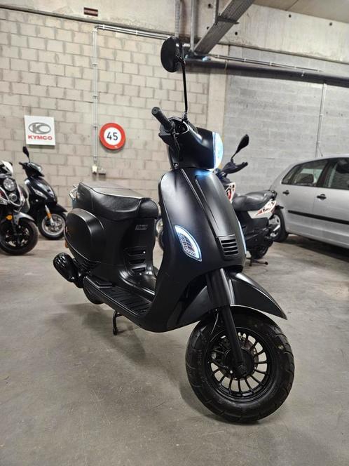 Senzo Rivalux 50cc klasse A 4 takt 2020 640 km! - Nieuwstaat, Fietsen en Brommers, Scooters | Overige merken, Zo goed als nieuw