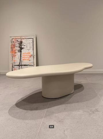 Organische salontafel “Cian” in betonlook (StoneSkin) beschikbaar voor biedingen