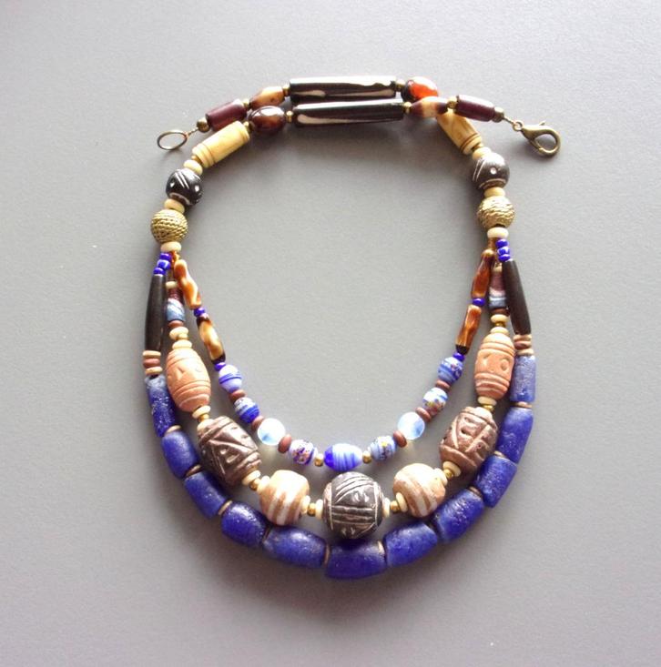 Ketting 3 rijen in blauwe Afrikaanse kralen, Venetianse glas, Handtassen en Accessoires, Kettingen, Nieuw, Steen of Mineraal, Blauw