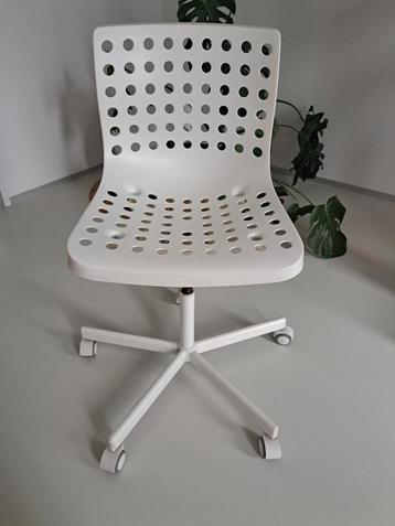 Witte bureaustoel beschikbaar voor biedingen