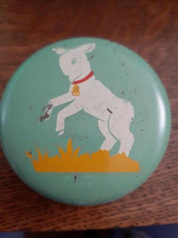 Oud blikken doosje met lammetje op beschikbaar voor biedingen
