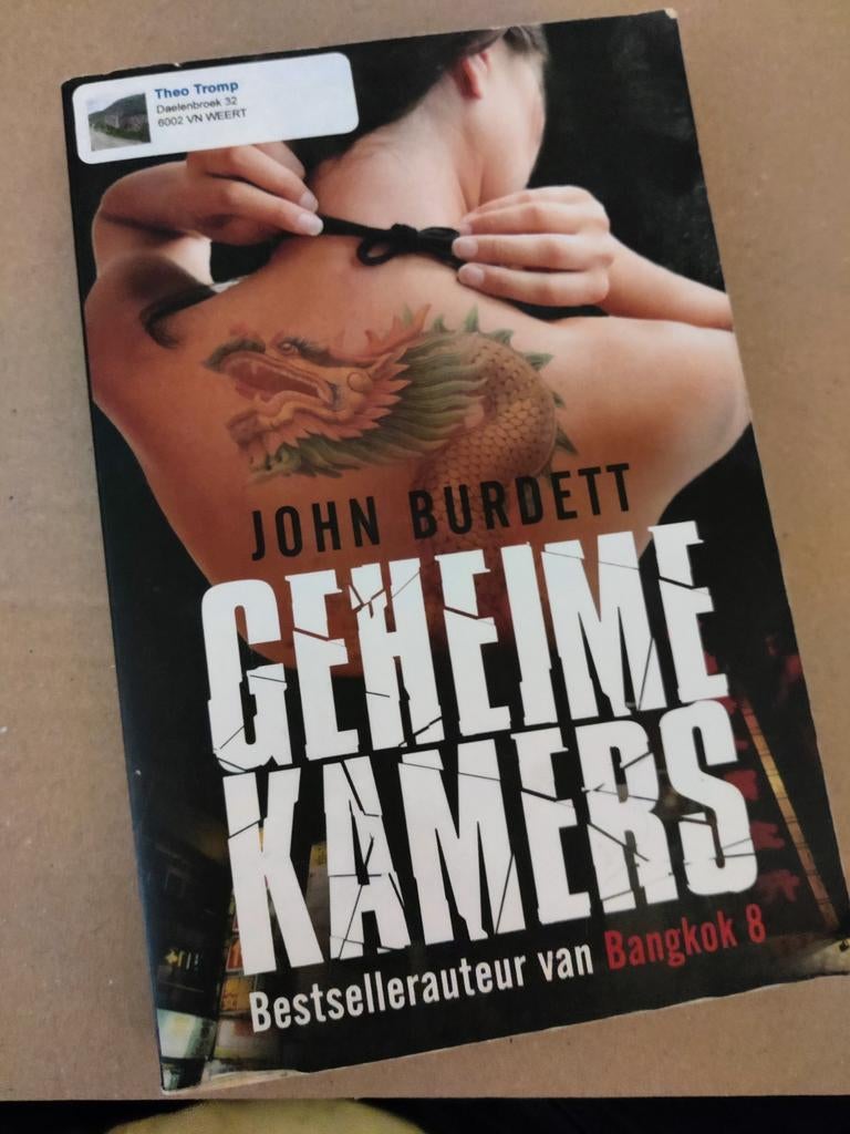 J. Burdett - Geheime kamers, Boeken, Thrillers, Zo goed als nieuw, Ophalen of Verzenden