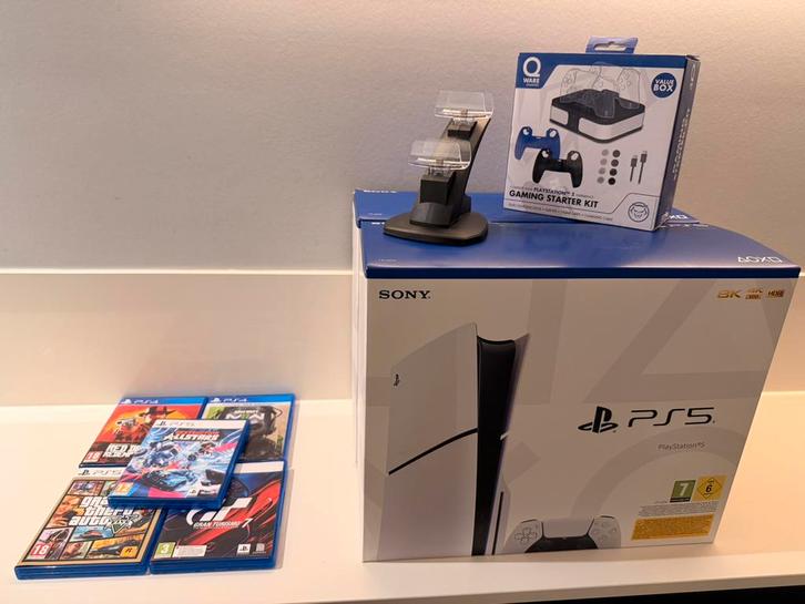 PS5 Slim Disk Edition – Complete Bundel5 Games & Laadstation, Games en Spelcomputers, Spelcomputers | Sony PlayStation 5, Zo goed als nieuw