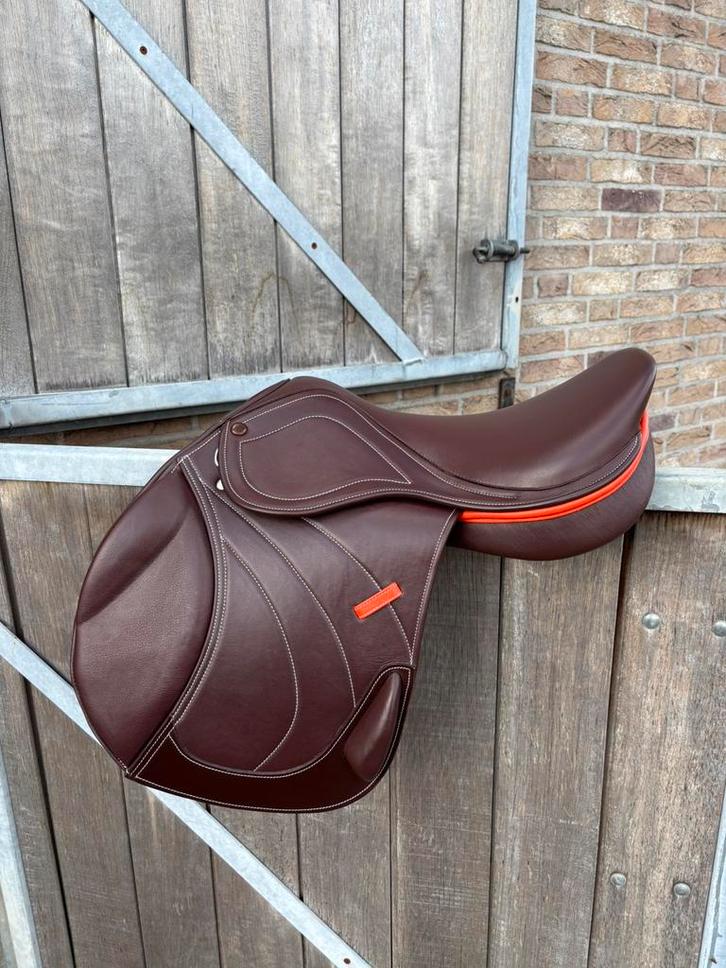 NIEUW Cavallure Jump Springzadel, Dieren en Toebehoren, Paarden en Pony's | Zadels, Nieuw, Springen, Ophalen of Verzenden