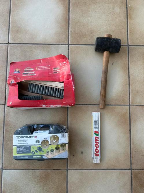 Gereedschap set – gatenzaagset, rubberen hamer, …., Doe-het-zelf en Bouw, Gereedschap | Handgereedschap, Zo goed als nieuw, Ophalen