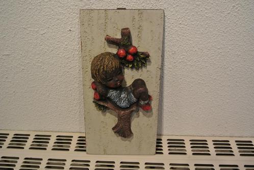 Vintage Plaquette Meisje zit/leunt in Appelboom, Antiek en Kunst, Kunst | Beelden en Houtsnijwerken, Ophalen of Verzenden