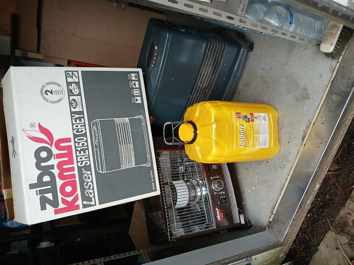 2 x Zibro Kamin met wieltjes plus volle bus petroleum, Huis en Inrichting, Kachels, Zo goed als nieuw, Vrijstaand, Petroleumkachel