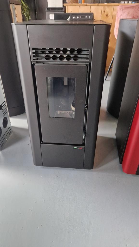 New Pelletkachel stretto 11kw. 5 j garantie.gratis geleverd, Huis en Inrichting, Kachels, Nieuw, Vrijstaand, Pelletkachel, Ophalen of Verzenden