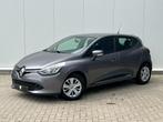 ✅ Renault Clio 1.2i GARANTIE | Airco | Navi | Cruise | 1.Eig, Auto's, Voorwielaandrijving, 4 cilinders, 127 g/km, Leder