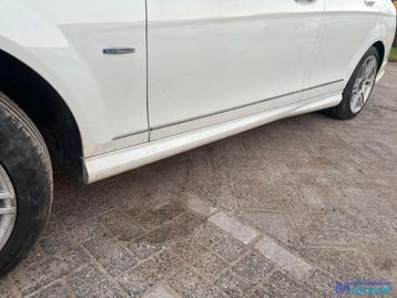 MERCEDES C KLASSE W204 WIT 650 links zijskirt AMG 2007-2011 beschikbaar voor biedingen