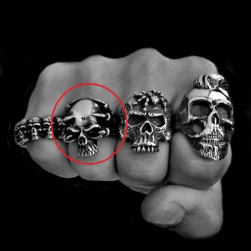 Gothic herenring in chirurgisch staal met klauw & doodskop beschikbaar voor biedingen