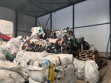 Oude kleding beschikbaar voor biedingen