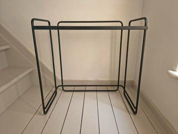 Bijzettafel beschikbaar voor biedingen