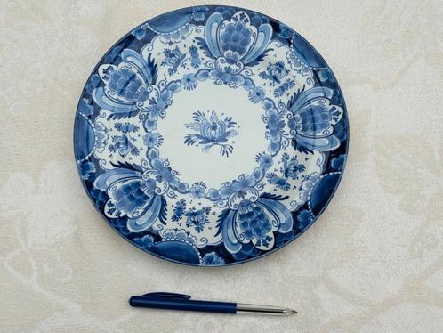 Assiette murale bleue de Delft à motif floral (1922), Antiquités & Art, Antiquités | Assiettes décoratives & Carrelages, Enlèvement