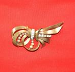 broche noeud stylisé perle et strass (x2024), Handtassen en Accessoires, Broches, Ophalen of Verzenden, Gebruikt, Koper, Met strass