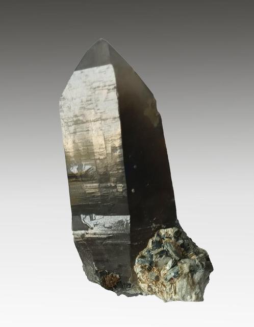 ROOKKWARTS kristal uit Portugal., Verzamelen, Mineralen en Fossielen, Mineraal, Ophalen of Verzenden