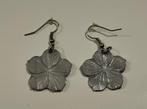 Grijze bloemvormige oorbellen, Handtassen en Accessoires, Oorbellen, Ophalen of Verzenden, Nieuw, Grijs, Hangers