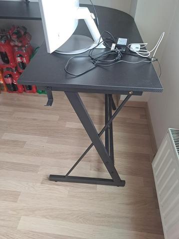 Nieuwe bureau nog geen 5 maanden oud ! beschikbaar voor biedingen