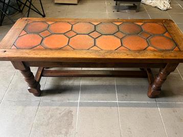 Antieke salontafel met ingelegde tegels beschikbaar voor biedingen