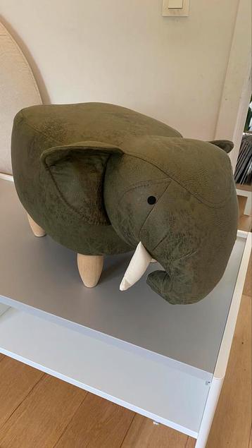Kruk olifant mosgroen beschikbaar voor biedingen