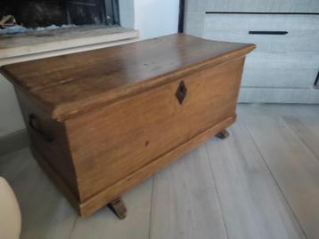 Oude massief houten kist beschikbaar voor biedingen