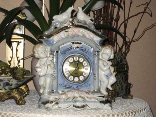 Mooi Vintage klokje in keramieken met 2 engelen en duiven, Antiek en Kunst, Antiek | Klokken, Ophalen of Verzenden