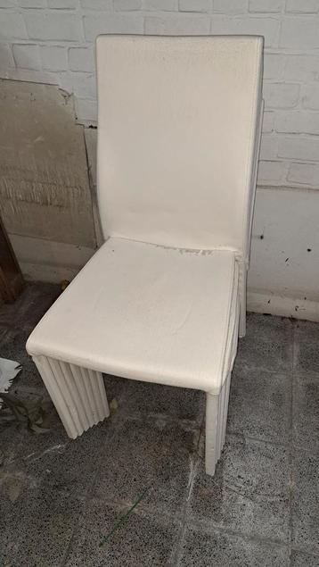 8 witte eetkamerstoelen beschikbaar voor biedingen