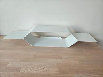Moderne witte metalen wandplank beschikbaar voor biedingen