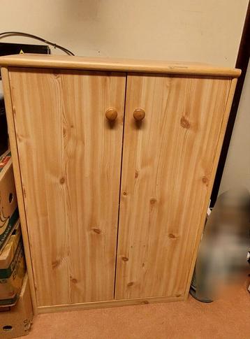 Houten schoenenkast beschikbaar voor biedingen