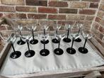 NIEUWE WIJNGLAZEN MET ZWARTE GLAZEN VOET, Verzamelen, Ophalen of Verzenden, Nieuw