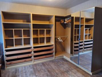  Ruime dressingkasten met spiegel en veel opbergruimte beschikbaar voor biedingen