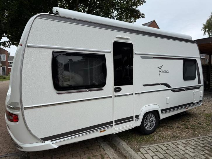 Fendt tendenza 465sfb van 08/2022, Caravans en Kamperen, Caravans, Particulier, tot en met 4, 1250 - 1500 kg, Rondzit, Fendt, Frans bed